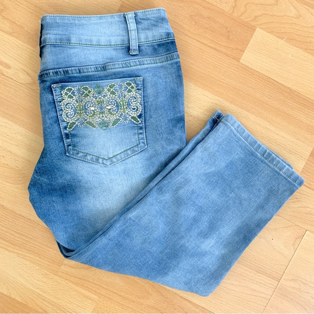 NYC GAL’S Denim Embroidered Capris Women’s Size 8